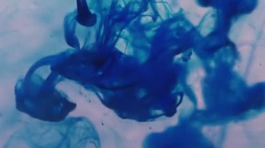 Duman sıvısı karışımı. Yüzen boya. Mavi akrilik boya damlası renk sıvısı pigmenti çözer. Sanat kimyasal sıçrama soyut bulanık arkaplan.