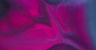 Dökülen mürekkep dokusu. Parlak akrilik sıvı. Soyut arkaplanda, pembemsi mor parlak pigmentler koyu siyah lekeler.