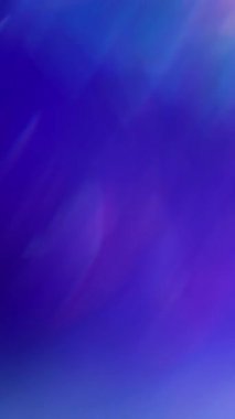 Dikey video. Holografik gökkuşağı. Odaklanamayan parıltı ışığı. Çekici mavi renkli sıvı mercek fişeği soyut bokeh etkisi modern arkaplan üzerinde hareket ediyor.