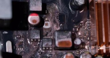 Mürekkep damlası. Ana çip. Odaklanmamış turuncu kırmızı mor renkli elektronik tahta soyut dijital akrilik sanat arka planında koyu siyah su.