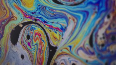 Dikey video. Kimyasal gökkuşağı. Islak soyutlama. Sanatsal akrilik sanat arka planında yüzen pembe mavi renkli mürekkep damlacıkları.