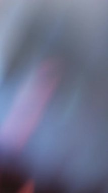 Dikey video. Parlak ışık. Bulanık parıltı. Soyut sanat arka planında odaksız sarı mavi çoklu renkli ışıltı parıltısı dokusu.