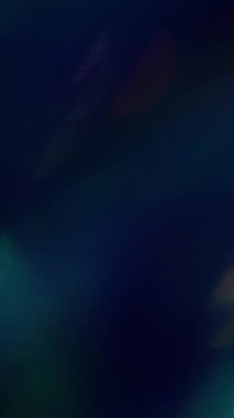 Dikey video. Renkli flaş. Bulanık mercek. Odaklanmamış yeşil, mor, parlak, parlak ışık deseni yaratıcı, karanlık arka planda..