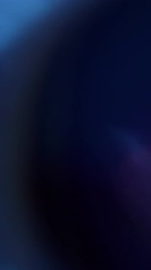 Dikey video. İşaret fişeği. Bulanık ışık dokusu. Odaklanamayan mor yeşil renkli lens soyut sanatın koyu siyah arka planında parıldıyor..