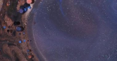 Mürekkep sıçraması. Parlak doku. Odaklanmamış mavi turuncu mor renkli parlak baloncuklar soyut sanat arka planında ışıldayan yağ sıvısı.