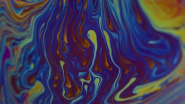 Dikey video. Renkli sıvı. Benzin deseni. Odaklanamayan mavi mor parlak mürekkep sıvısı soyut akrilik sanat arka planına dökülüyor..