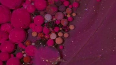 Parlak boya. Baloncuk sıvısı. Soyut yaratıcı akrilik arka planda yüzen mor, beyaz, parlak desenli yağ sıvısı..