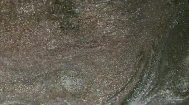 Parıltı dalgası. Karışık doku. Bulanık gümüş rengi mürekkep, parlak kimyasal parçacıklar soyut yaratıcı akrilik sanat arka planına dökülüyor..