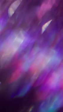 Dikey video. Lens fişeği. Odaklanamayan şenlik kaleydoskopu. Çok renkli, mor, yeşil, mavi, parıltılı, parıltılı, soyut, bokeh ışık arkaplanı..