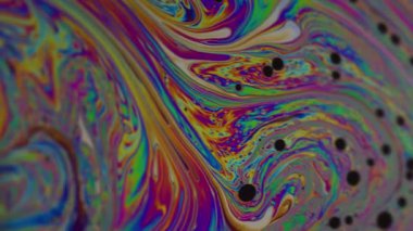 Dikey video. Psikedelik sıvı. Petrol soyutlaması. Odaklanmamış yeşil mor mavi renkli damla mürekkep su dokusu pembe sarı arkaplanda yüzüyor..