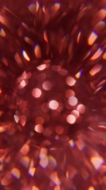 Dikey video. Küre gökkuşağı. Bulanık yuvarlak. Odaklanmamış kırmızı renkli kıvılcım deseni yanıp sönen spektrum mercek alevi soyut sanat ışığı arka planında akıyor.