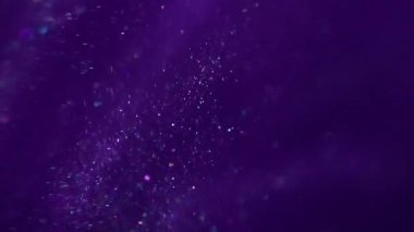 Parıltı dumanı dağıttı. Parlak karışım. Renk sıvısı neon akışı parıldayan konfeti sızıntısı. Işıl ışıl mor renkli su, soyut arkaplan bulanıklığı.