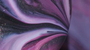 Işıl ışıl. Odaklanmamış mürekkep girdabı. Siyah kırmızı beyaz parıldayan akrilik emülsiyon kürenin soyut arka planında renk akışını karıştırıyor.