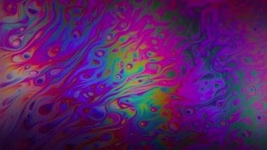 Holografik sıvı. Odaklanmamış boya suyu. Parlak sıvı damlaları renkli bulanık dokular yayar. Neon gökkuşağı ıslak ışık arkaplanı.