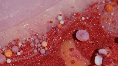 Parıldayan sıvı. Mürekkep döküldü. Soyut sanat arka planında yüzen mor su damlacıkları üzerinde odaklanmış kırmızı mavi parlak yağ rengi..