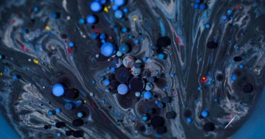 Boya yağı. Köpükler karışır. Soyut sanat akrilik zemininde yüzen mavi mor renkli sıvı simler..