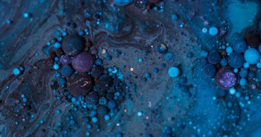 Petrol akışı. Köpük sıvısı. Odaklanmamış mavi mor renkli yuvarlak simli boya akrilik ıslak doku soyut ve canlı arkaplanda yüzüyor..
