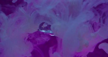 Geometrik mürekkep sıçraması. Duman akıyor. Soyut yaratıcı arka planda dönen elmas su damlacığı deodorant mor neon rengi..