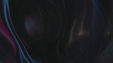 Mürekkep sıvısı. Bulanık ışık dalgası. Odaklanmamış mavi altın rengi parıltı soyut sanatın koyu siyah zemininde ışıl ışıl su dokusu.