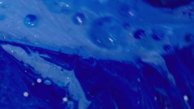 Boya sıvısı. Sıvı arka plan. Bulanık mavi beyaz yağ mürekkebi mermer köpüklü su yuvarlak desen yaratıcı soyutlama üzerine akan.