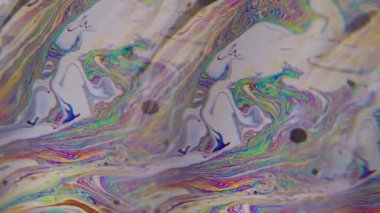 Dikey video. Kimyasal mürekkep karışımı. Akış sıvısı. Soyut akrilik yaratıcı arka planda yüzen mor renkli baloncuklar..