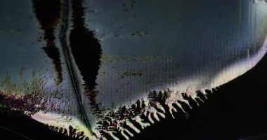 Renk bozulması. Dijital ekran. Mavi pembe sanat eserleri sıvı dalga fütüristik piksel kırıkları koyu siyah sanat soyut arka planına damlıyor..