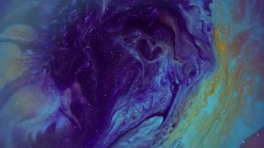 Parıldayan mürekkep. Bulanık benzin sızıntısı. Odaklanmamış mor turuncu renkli karışım desen soyut sanat arka planında su parıltısı sıvı akışı.