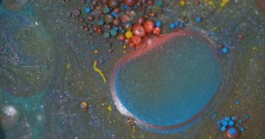 Boya serpintisi. Parıldayan kabarcıklar. Odaklanmamış mavi turuncu renkli parlak yuvarlak desenli yağlı karışım soyut sanat arka planına sıçramış..