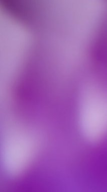 Dikey video. Soyut lazer ışığı. Bulanık, parlak arka plan. Odaklanmamış mor renkli lens parıltı parıltı parıltı parıltı parıltı desen aydınlatılmış sanat üzerine yayılıyor.