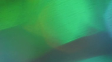 Düşük bulanıklık yansıması. Bokeh ışığı. Renkli aydınlatma analog optik etkisi. Cyan yeşil parlak eğimli soyut güneş ışını soyut arkaplan.