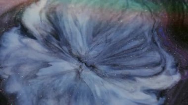 Sıçrama karışımı. Mürekkep dalgası. Bulanık mavi, mor, sarı renkli, parlak sıvı soyut, yaratıcı, siyah arka planda yüzüyor..