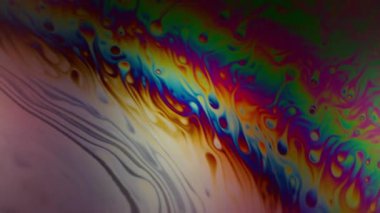 Benzin deseni. Odaklanamayan yanardağ yağı. Gece fişeğinde renkli sıvı boya akışı. Parlak neon spektrum ışığı soyut su arkaplanı.