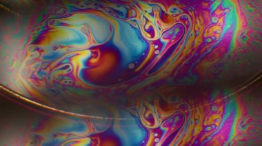 Mürekkep karışımı bulanık. Floresan eğrisi. Sabun emülsiyonunun soyut arka planında renkli parlaklık gradyanı. Küre lensi parlak ışık boyası bırakıyor.