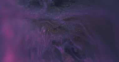 Bulanık sıvı pigment. Parıltı karışımı. Su akrilik ıslak dokusunda çözünmüş mor renk mürekkebi soyut bokeh arkaplanına dökülüyor.