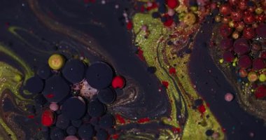 Köpüklü köpükler. Arkaplanı boya. Bulanık sarı, kırmızı, simli, parlak, akrilik soyutlamayla ilgili sıvı çemberin etrafında yağ pigmenti..