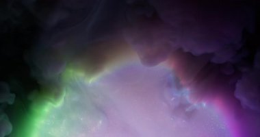 Parıltı dumanı. Suyu boya. Odaklanamayan mor mavi renk parlak gökkuşağı bulutu soyut siyah sanat arka planında yayılıyor..