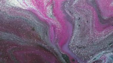 Mürekkep döküldü. Parıldayan sıvı. Soyut mermer arkaplana yayılan parlak damlacıklar..