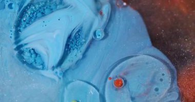 Mavi kabarcıklar. Bokeh yağı. Soyut akrilik arka planda çözünmüş sarı turuncu parıltılı parlak dokular köpüklü su boyası.