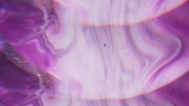 Nehir boyası. Odaklanamayan köpüklü karışım. Yuvarlak merceğe renk simleri dökülüyor. Mor beyaz boya sıvı bulanık galaksi soyut arka planında çözünüyor.