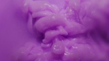 Leylak mürekkebi sisi. Parlak doku. Parlak mor renkli, kıvrımlı sıvı köpüklü sis soyut, canlı sanat arka planına yayılıyor..