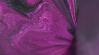 Parıltılı bir karışım. Bulanık boya suyu. Mor siyah, parlak sıvı akış sızıntısı yuvarlak çerçevede. Odaklanmamış diş minesi girdabı soyut arkaplan.