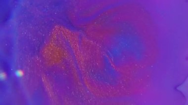 Boya patlaması. Bulanık neon sıçraması. Mor mavi akrilik mürekkep karışımı renk simleri. Canlı boya odaklı değil. Parıldayan soyut arkaplan.