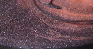 Parıltı saçıyor. Köpüklü sıvı. Odaklanmamış turuncu renkli boya sıvısı soyut koyu siyah yaratıcı arka planda yüzüyor..