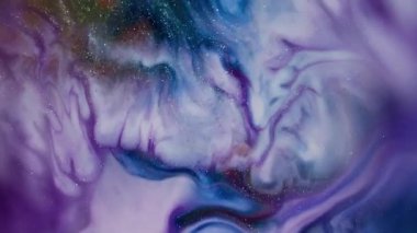 Parlak suyu karıştır. Mürekkep arka planı bulanık. Odaklanmamış mor mavi renkli parlak sıvı dokusu koyu siyah soyutlama üzerinde yüzüyor..