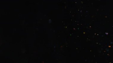 Parlak bulanıklık. Seksen akış. Parlak konfeti renk parçacıkları kıvılcımlar saçar. Metalik boya gecesi şenlik ışıltısı soyut arka plan.