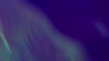 Odaklanamayan parlaklık. Yanık bulanıklığı. Karanlık soyut ışıltı arka planında mistik bir ışık parlaması. Eski film ışını mor yansıma sanat efekti.