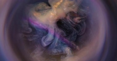 Görünmez boya arka planı. Parlak gökkuşağı bulutu. Pembe mavi renk, ışıldayan dumanlı su dokusu akrilik soyutlamaya yayılıyor..