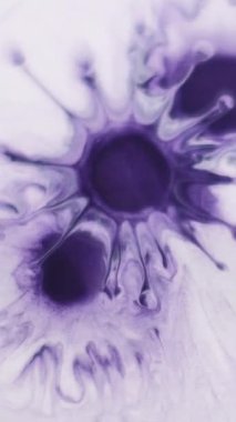 Dikey video. Mürekkep damlası. Pigment sıçraması. Beyaz kağıda mor sıvı damlaları sıçramış. Sanat sıvısı spreyi soyut bulanık benek benek arka planı.