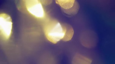 Odaklanamayan parıltı. Spektrum lens bokeh. Işıl ışıl ışık kırılması folyo gece ışıltısı arka plan. Prizma ışıltısı gece hayatı parıldıyor.