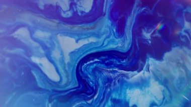 Prizma ışığı. Bulanık neon sıvı. Mavi mor akrilik mürekkep karışımı renk simleri. Floresan boya çözünmüş mercek sızıntısı parlaklığı bokeh çerçeve soyut arkaplan.